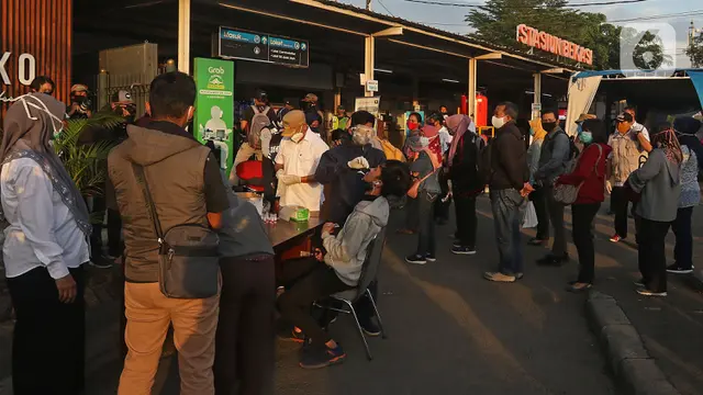 Penumpang KRL Commuter Line di Stasiun Bekasi Ikuti Tes Swab PCR