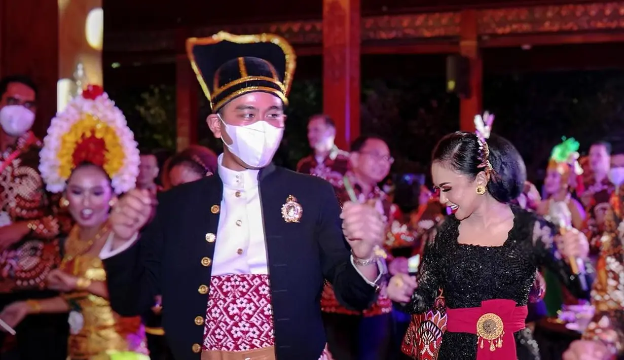 Baru dua jam, unggahan kakak Krisdayanti ini banjir pujian. Sudah jadi rahasia umum, Yuni Shara salah satu selebritas yang awet muda. Wajahnya tak banyak berubah dulu hingga kini. “Aduh cantiknyaa ayu gak ada obatnya kuuu sehat terus,” cetus penyanyi Sania di kolom komentar. “Awett cantiknya, sudah pasti hatinya jauh lebih cantik,” akun @de**** menyahut. (Foto: Dok. Instagram @yunishara36)