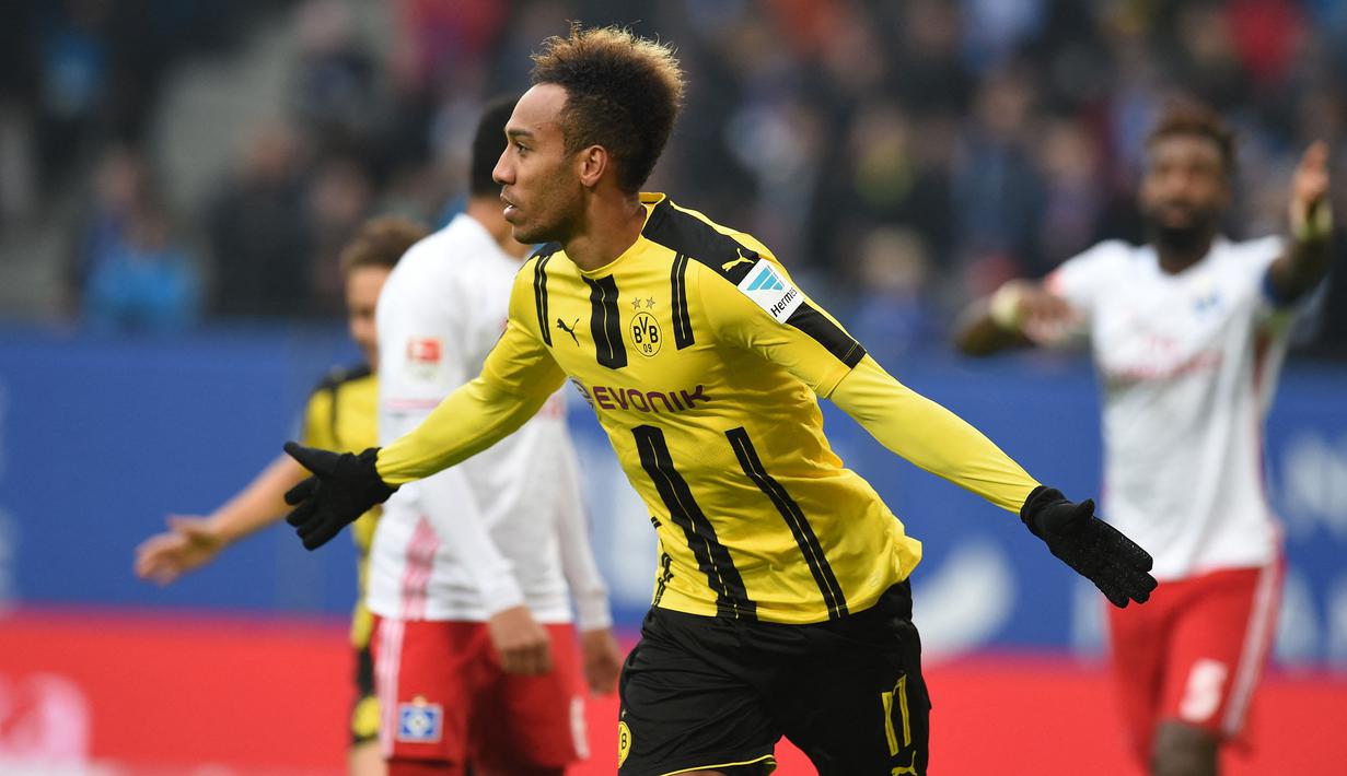 Selebrasi striker Borussia Dortmund, Pierre-Emerick Aubameyang setelah mencetak gol ke gawang Hamburg SV pada laga Liga Jerman 2016/2017 di Hamburg (5/11/2016). Pierre-Emerick Aubameyang (Gabon) yang pada awal musim 2023/2024 hijrah ke Olympique Marseille dari Chelsea ini tercatat pernah menjadi top skor Liga Jerman saat membela Borussia Dortmund yang dibelanya mulai 2013/2014 hingga tengah musim 2017/2018. Pada musim 2016/2017 ia menjadi top skor Liga Jerman dengan koleksi 31 gol. (AFP/Carmen Jaspersen)