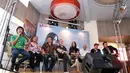 Rossa besera tim yang mendukung penggarapan albumnya. Peluncuran album baru berjudul A New Chapter di KFC Kemang, Jakarta Selatan, Rabu (5/4/2017). (Adrian Putra/Bintang.com)
