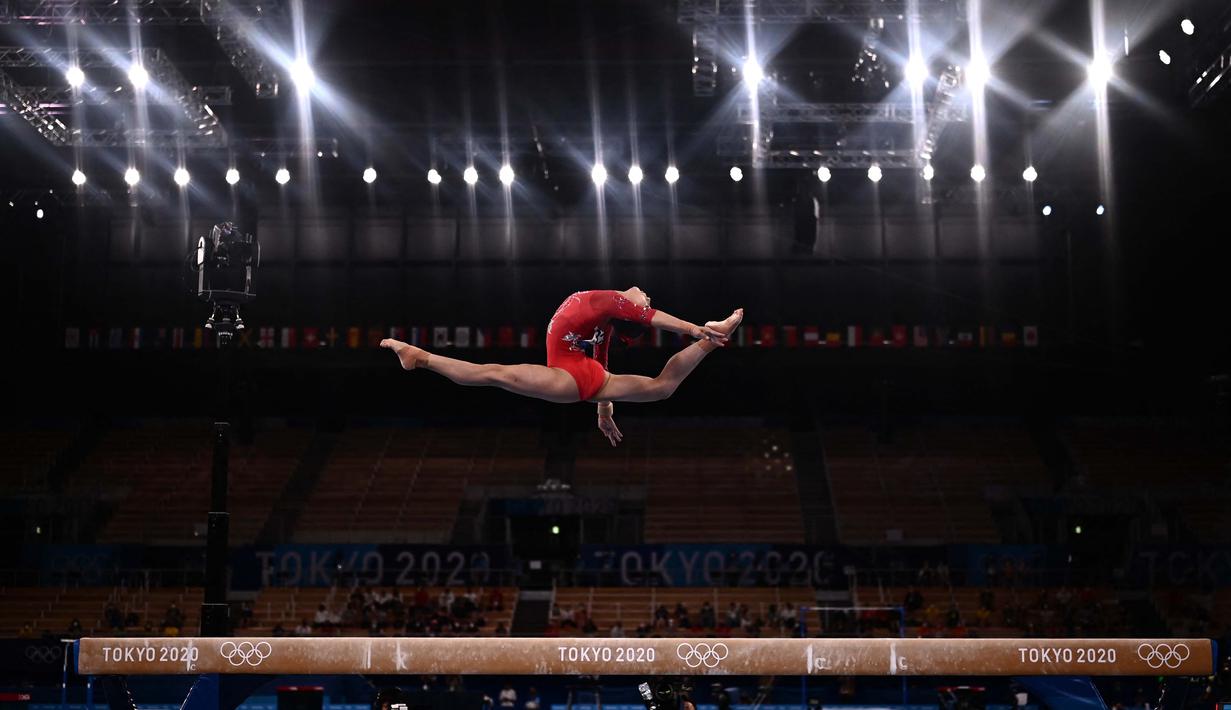 Atlet senam asal China, Tang Xijing bertanding dalam final senam artistik putri pada Olimpiade Tokyo 2020 di Ariake Gymnastics Center, Tokyo, Selasa (3/8/2021). (Foto: AFP/Jeff Pachoud)