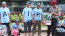 Petugas berbincang dengan para pedagang saat aksi damai Terimakasih tembakau di Jakarta, Selasa (31/50). Dalam aksi tersebut mereka melakukan penolakan terhadap hari tanpa tembakau sedunia yang jatuh pada tagl 31 mei. (Liputan6.com/Angga Yuniar)