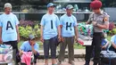Petugas berbincang dengan para pedagang saat aksi damai Terimakasih tembakau di Jakarta, Selasa (31/50). Dalam aksi tersebut mereka melakukan penolakan terhadap hari tanpa tembakau sedunia yang jatuh pada tagl 31 mei. (Liputan6.com/Angga Yuniar)