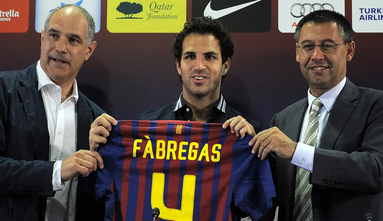 Pada 15 Agustus 2011 Cesc Fabregas resmi dikontrak tim masa kecilnya, Barcelona dengan nilai transfer 29 juta euro dalam durasi kontrak selama 5 tahun. Total 3 musim memperkuat Barcelona hingga akhir musim 2013/2014 ia tampil dalam 151 laga dengan torehan 42 gol dan 50 assist. (AFP/Lluis Gene)