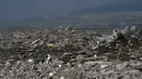 Puing-puing dari bangunan runtuh yang dibuang di atas bukit satu bulan setelah gempa besar melanda Turki tenggara di Kahramanmaras, pada 4 Maret 2023. ejabat Turki mengatakan 214.000 bangunan runtuh setelah gempa, banyak di antaranya di Hatay dan Kahramanmaras. (AFP/Eylul  Yasar)