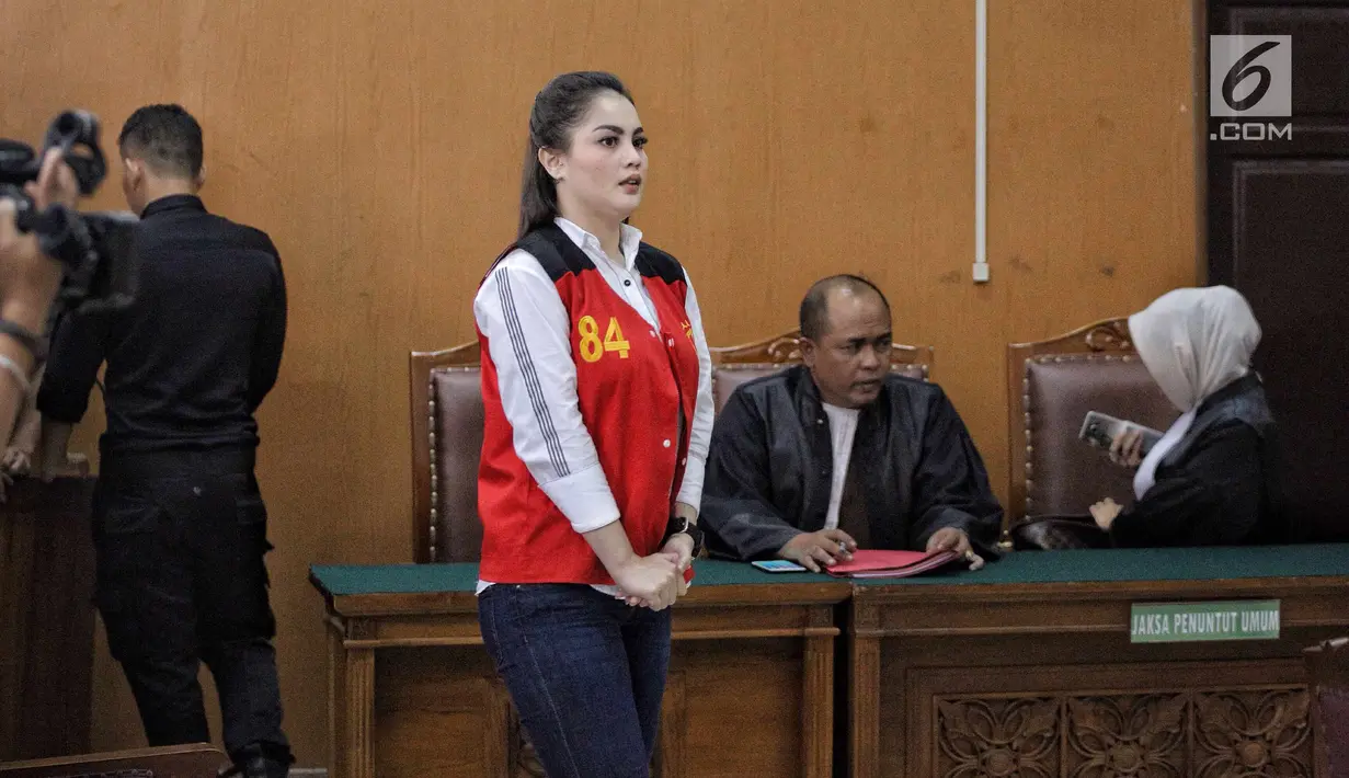 Terdakwa artis Jennifer Dunn tiba di ruangan untuk menjalani sidang lanjutan di Pengadilan Negeri Jakarta Selatan, Jakarta, Senin (25/6). (Liputan6.com/Faizal Fanani)