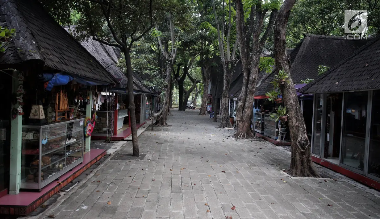 Suasana Pasar Seni Ancol yang terlihat sepi, Jakarta, Selasa (17/10). Pada era 1980-1995, Pasar Seni Ancol pernah menjadi tempat pertemuan yang hangat antara para pekerja seni, pengrajin, dan para penikmatnya. (Liputan6.com/Faizal Fanani)