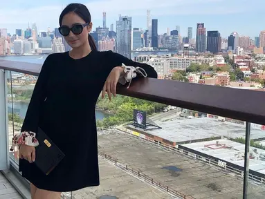 Menggunakan simpel dress hitam, Tatjana Saphira juga terlihat tampil dengan kacamata hitamnya. Penampilan Tatjana Saphira ini pun berhasil curi perhatian netizen. (Liputan6.com/IG/@tatjanasaphira)