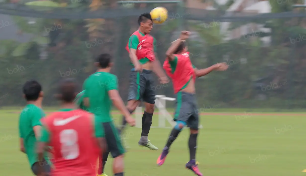 Lerby Eliandry menyundul bola memanfaatkan umpan Manahati Lestusen pada sesi latihan di Lapangan Sekolah Pelita Harapan, Karawaci, Jakarta, (11/11/2016). (Bola.com/Nicklas Hanoatubun)