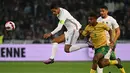 Bek Prancis Raphael Varane (tengah) berebut bola dengan penyerang Afrika Selatan Lyle Foster (kanan) dalam laga persahabatan di Stadion Pierre Mauroy, Rabu (30/3/2022) dinihari WIB. Timnas Prancis berpesta lima gol ke gawang Afrika Selatan. (DENIS CHARLET / AFP)