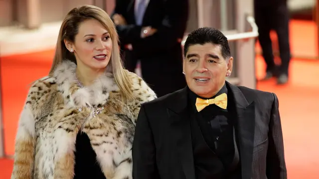 Legenda Argentina, Diego Maradona Pamerkan Kekasih di Undian Piala Dunia 2018