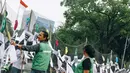 Para pendemo memasang atribut yang terbuat dari kertas berbentuk badan manusia saling bergandengan tangan di depan Istana Merdeka, Jakarta, Senin (27/10/2014) (Liputan6.com/Faizal Fanani)