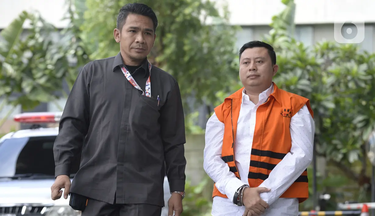 Saeful Bahri yang merupakan staf Sekjen PDIP Hasto Kristiyanto adalah penyuap Eks Komisioner KPU Wahyu Setiawan dikawal petugas berjalan akan menjalani pemeriksaan oleh penyidik di Gedung KPK, Jakarta, Senin (27/1/2020). (merdeka.com/Dwi Narwoko)