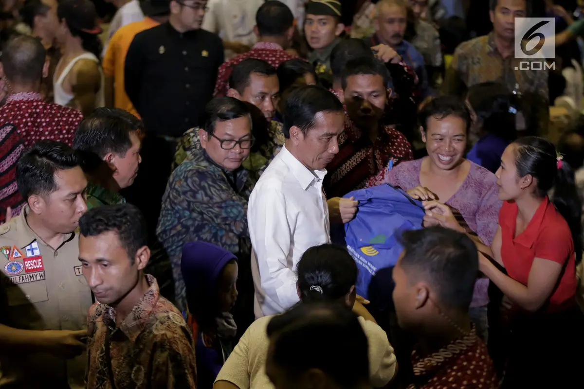 Temui Pengungsi Gunung Agung, Jokowi Beri Bantuan