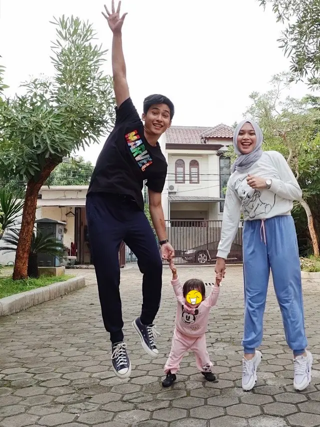 6 Potret Kocak Komika Ardit Erwandha saat Momong Anak, Selalu Penuh Tawa