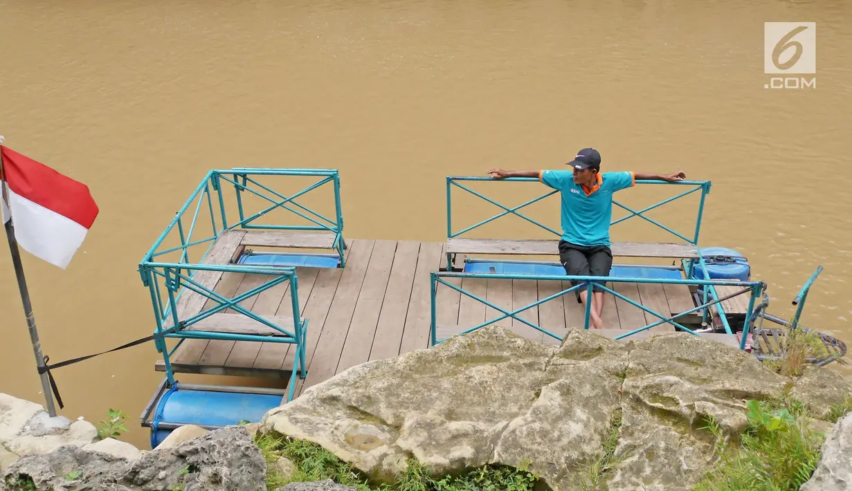 Petugas sedang menunggu wisatawan yang akan berwisata ke objek wisata alam Air Terjun Sri Gethuk di Kabupaten Gunungkidul, Yogyakarta, Sabtu (11/11). Untuk bisa mencapai lokasi air terjun, wisatawan harus naik rakit. (Liputan6.com/Herman Zakharia)
