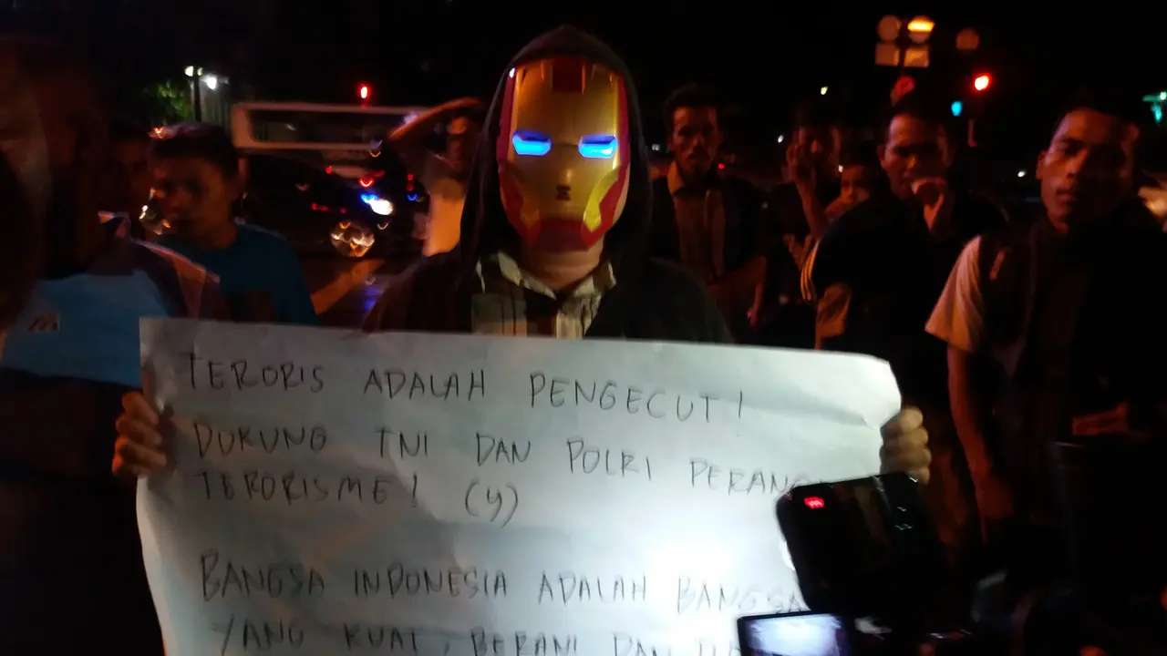 20160115-ledakan sarinah-jakarta-iron man