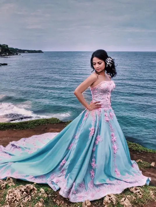 Simpang siur mengenai penyebab putusnya Vanessa dan Didi sult terungkap. Selain adanya faktor orang ketiga, namun ada juga yang mengabarkan bahwa ibunda Didi, Rachmawati Soekarno Putri tak merestui mereka. (Instagram/vanessaangelofficial)