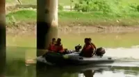 Tim SAR mengerahkan tiga perahu karet mencari remaja yang tenggelam di Kali Banjir Kanal Timur. (Liputan 6 SCTV)