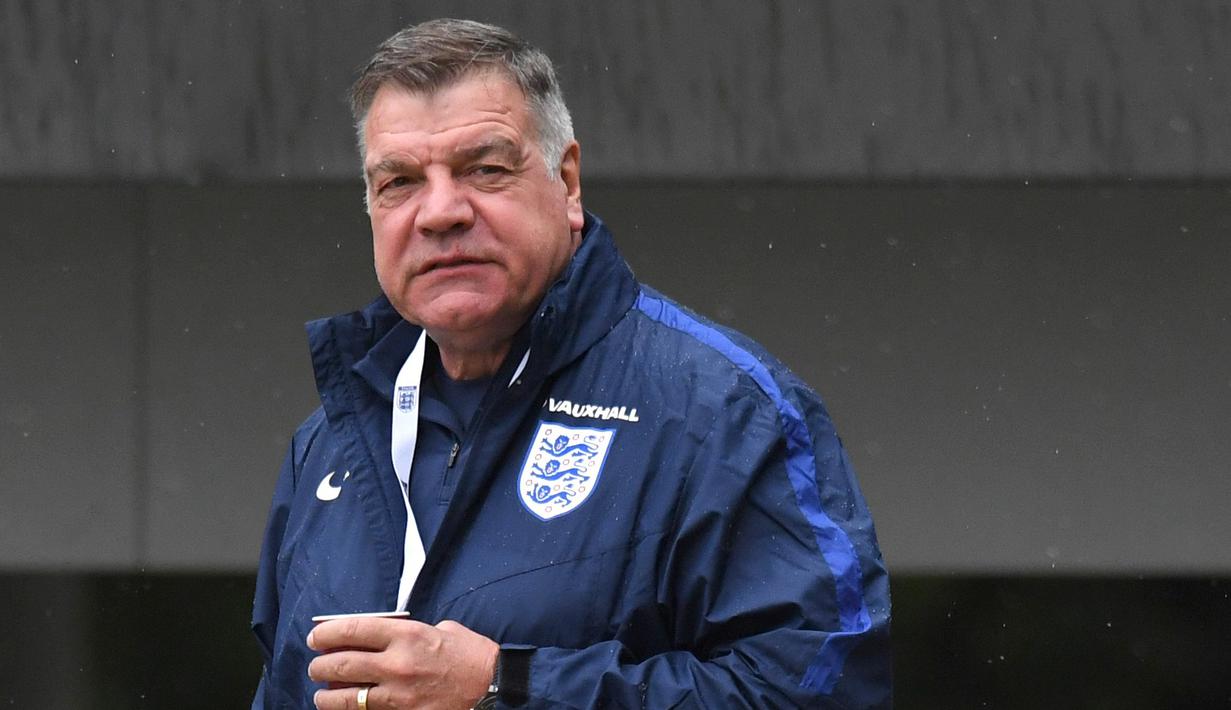 Sam Allardyce  saat terjerat kasus skandal transfer pemain sehingga dirinya dicopot dari jabatan sebagai pelatih Timnas Inggris. (AFP/Anthony Devlin) 