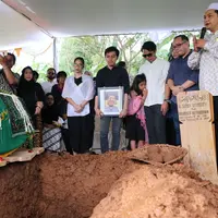 Ayahanda Novita Angie, R. Sumiharso bin Soekarwo telah meninggal dunia pada Jumat, 1 Desember 2017 sekitar pukul 9.20 WIB. (Daniel Kampua/Bintang.com)