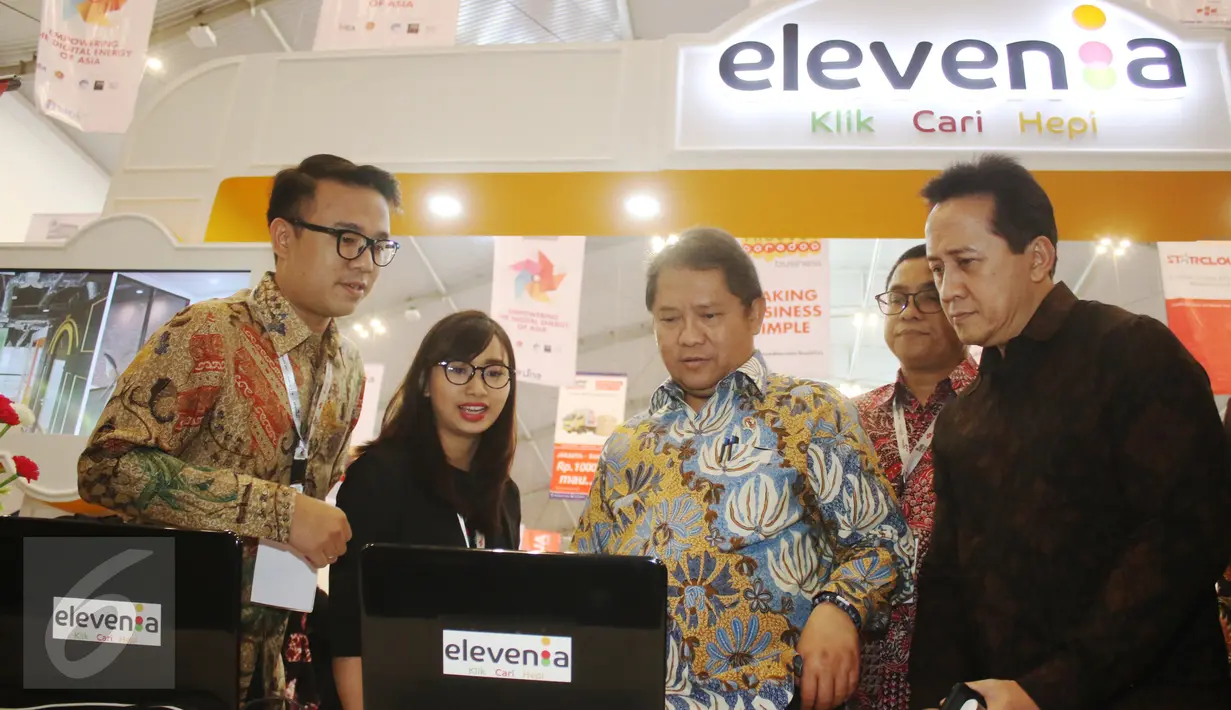 Rudiantara meninjau pameran industri e-Commerce, Indonesia E-commerce Summit and Expo (IESE) 2017, di Indonesia Convention and Exhibition (ICE), BSD City, Tangerang Selatan, Rabu (9/5). (Liputan6.com/Angga Yuniar)
