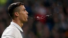 Bintang Real Madrid, Cristiano Ronaldo, meludah saat pertandingan Liga Champions melawan Dortmund di Santiago Bernabeu, Spanyol. Pada laga ini kedua klub bermain imbang 2-2. (Reuters/Juan Medina)