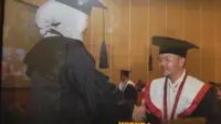 Warga bernama Saiton diwisuda di Palembang, Sumatera Selatan. (Liputan6.com/Nefri Inge)