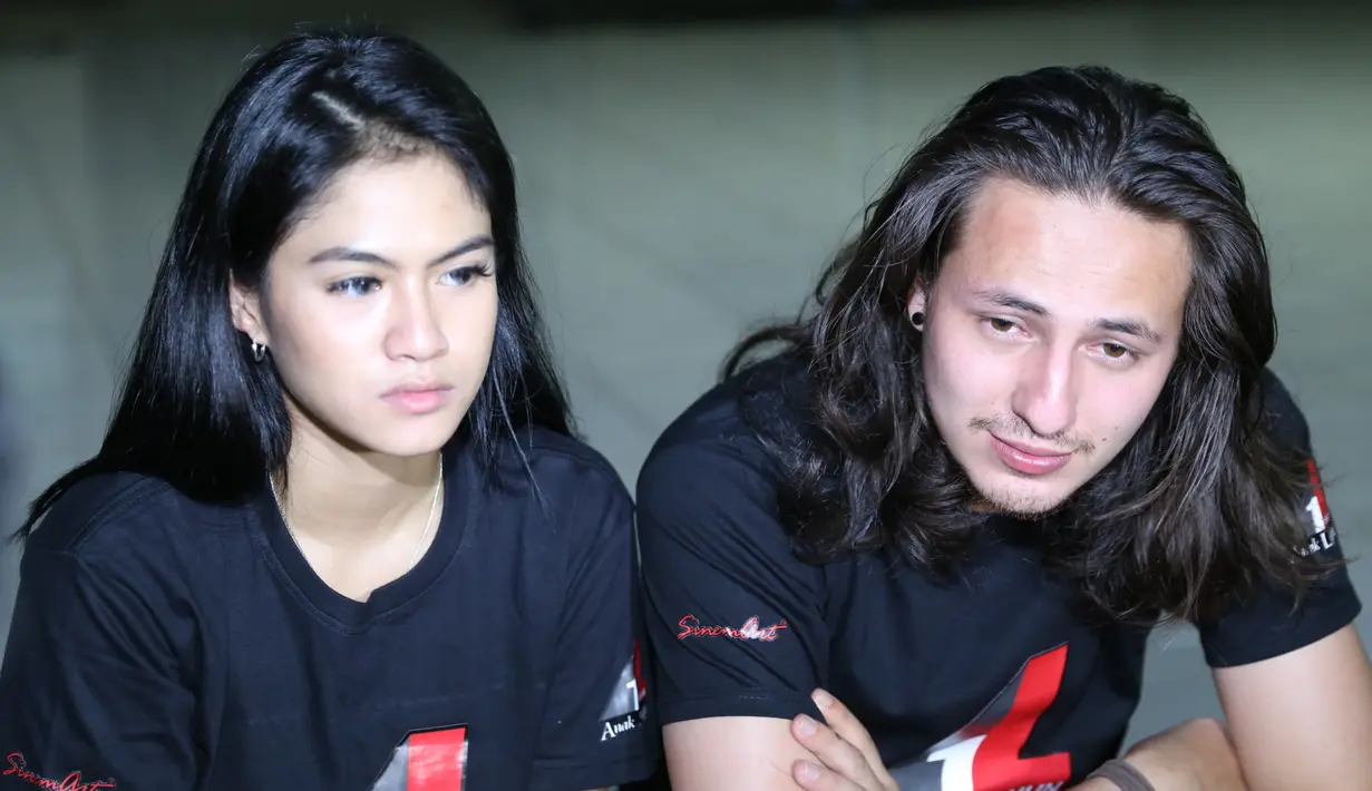 Benih-benih cinta di antara Dylan Carr dan Hana ternyata sudah tumbuh sejak awal proses syuting itu berjalan. Dan bisa disebut juga sinetron Anak Langit merupakan saksi kisah cinta mereka. (Nurwahyunan/Bintang.com)