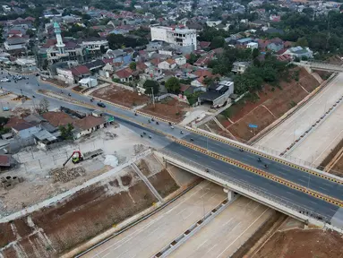 Foto udara suasana Jalan Tol Cinere-Jagorawi (Cijago) seksi 3B di kawasan Limo, Kota Depok, Jawa Barat, Senin (23/10/2023). (Liputan6.com/Herman Zakharia)