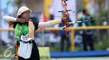 Pemanah Jatim, Eka Yuliana saat laga di kelas Recurve Women Individual di Lapangan Panahan Si Jalak Harupat, Kab Bandung, Rabu (21/9). Di final, Yuliana memastikan emas usai mengalahkan Rina D Puspitasari (DKI Jakarta). (Liputan6.com/Helmi Fithriansyah)