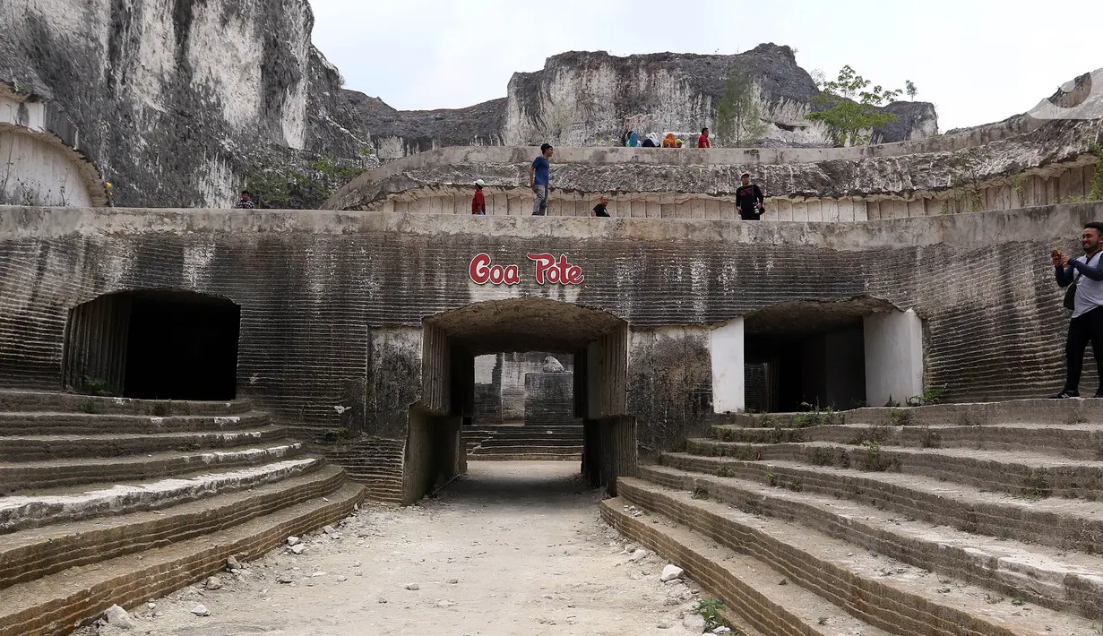 Wisatawan mengunjungi tempat rekreasi penambangan batu kapur di Bukit Jaddih, Bangkalan, Madura, Jawa Timur, Minggu (3/11/2019). Hingga saat ini tempat tersebut masih aktif sebagai lokasi penambangan batu kapur. (Liputan6.com/JohanTallo)