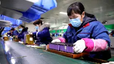 Karyawan bekerja di sebuah perusahaan di Changxing, Huzhou, Provinsi Zhejiang, China, Rabu (12/2/2020). Di bawah arahan dan dukungan otoritas setempat, banyak perusahaan di Zhejiang kembali beroperasi setelah melakukan pencegahan dan pengendalian wabah virus corona. (Xinhua/Xu Yu)