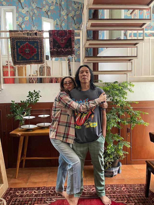 [Fimela] Potret penampilan istri Bimbim Slank