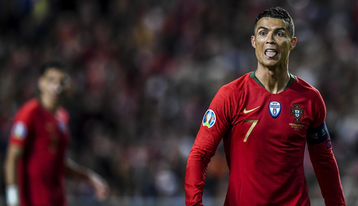 Gelandang Portugal, Cristiano Ronaldo, tampak kecewa usai ditahan imbang Ukraina pada laga Kualifikasi Piala Eropa 2020 di Stadion Luz, Lisbon, Jumat (22/3). Kedua negara bermain imbang 0-0. (AFP/Patricia De Melo Moreira)