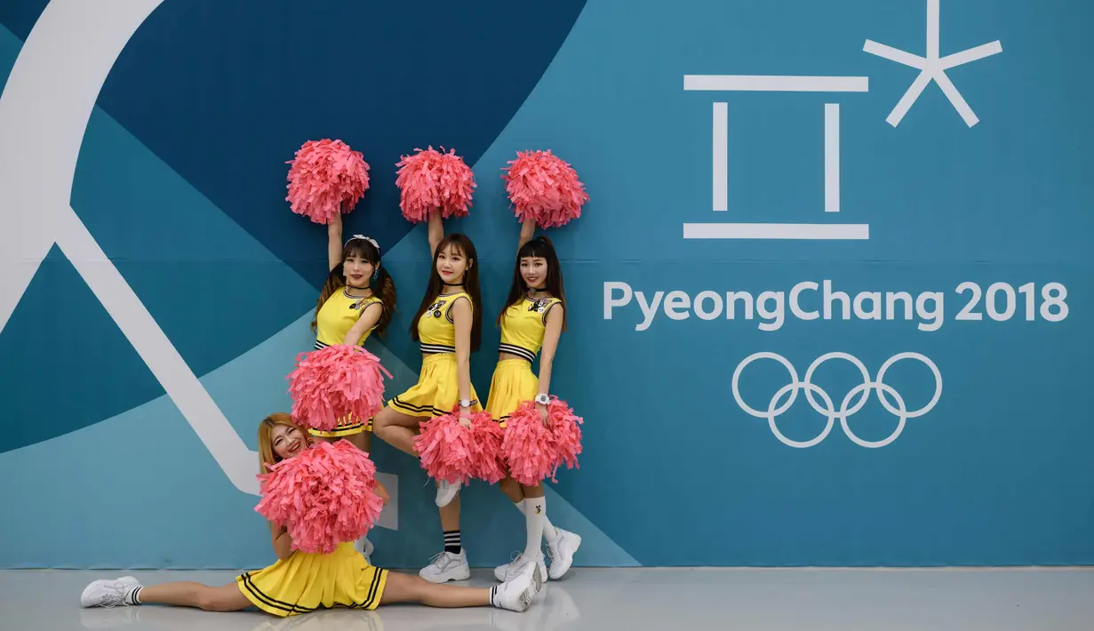 Empat Cheerleader berpose sebelum pertandingan di tempat hoki es Gangneung di Olimpiade Musim Dingin Pyeongchang 2018 di Gangneung, Korea Selatan (17/2). (AFP Photo/Ed Jones)