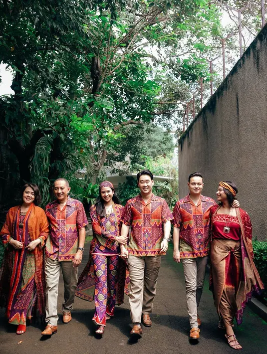 Foto Lebaran Maudy Ayunda dan Jesse Choi. [Foto: Instagram/maudyayunda]