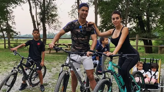 7 Potret Mesra Cristiano Ronaldo dan Pacar, Miliki Rencana Menikah
