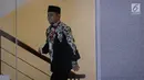 Anggota DPR dari Fraksi PKS, Tamsil Linrung menaiki tangga menuju ruang pemeriksaan di Gedung KPK, Jakarta, Jumat (12/1). Tamsil Linrung memenuhi panggilan penyidik KPK sebagai saksi kasus korupsi proyek pengadaan e-KTP. (Liputan6.com/Faizal Fanani)