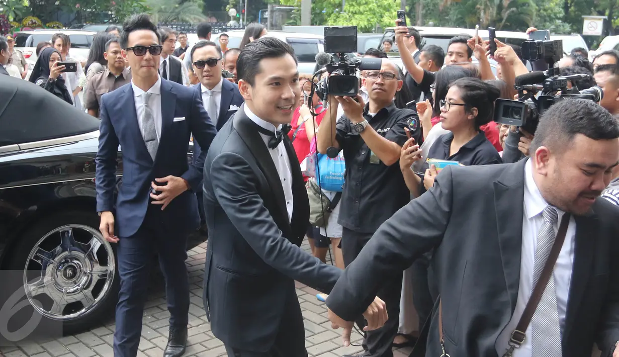 Mempelai pria, Harvey Moeis didampingi sahabatnya, VJ MTV Daniel Mananta berjalan masuk ke Gereja Katedral, Jakarta Pusat, Selasa (8/11). Pengusaha tampan itu dan aktris Sandra Dewi akan melangsungkan pemberkatan pernikahan. (Liputan6.com/Herman Zakharia)