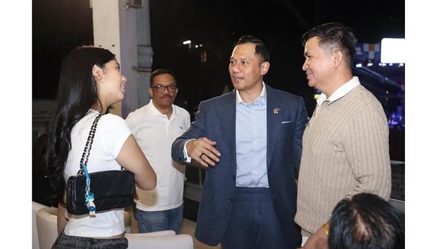 6 Potret Agus Yudhoyono Ajak Putrinya Nonton Sheila On 7, Tetap Semangat Meski Hujan