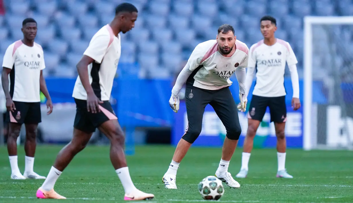 Kiper PSG, Gianluigi Donnarumma, saat sesi latihan jelang laga melawan Inter Milan pada partai final Liga Champions di Stadion di Allianz Arena, Munchen. (AP Photo/Matthias Schrader)