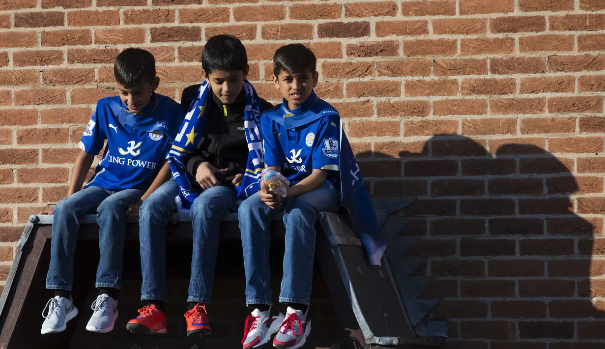 Anak-anak pendukung Leicester City bersantai sejenak menanti parade trofi juara Liga Inggris 2015/2016 di Leicester, (16/5/2016). (EPA/Jon Super)