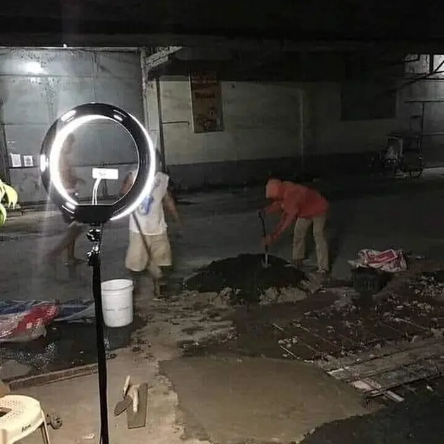 6 Potret Orang Pakai Ring Light untuk Pencahayaan Ini Bikin Tepuk Jidat