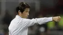 Pelatih Thailand, Akira Nishino, saat melawan Indonesia pada laga kualifikasi Piala Dunia 2022 di SUGBK, Jakarta, Selasa (10/9). Indonesia takluk 0-3 dari Thailand. (Bola.com/M Iqbal Ichsan)
