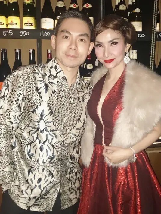 Kali ini Roro lagi-lagi menggunakan selendang berbulunya yang ia padukan dress berwarna merahnya yang glamor. Tak ketinggalan riasan di wajahnya dengan lipstick merahnya yang merona. (Instagram/roro.fitria1989)