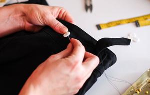 How to sew a button; an easy guide. (Photo: Los Muertos Crew/Pexels)