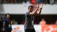 Pelatih Timnas Indonesia U-16, Bima Sakti sangat bersyukur dengan berhasilnya skuat Garuda Asia meraih trofi juara. Kemenangan ini pun ia dedikasikan bagi rakyat Indonesia yang akan merayakan kemerdekaan yang ke-77. (Bola.com/Bagaskara Lazuardi)