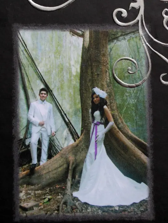 Foto tersebut menampilkan Irwansyah dan Zaskia dalam foto prewedding. Di foto ini keduanya kompak mengenakan busana serba putih yang elegan.