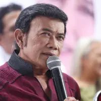 Pengalaman yang sama pernah dirasakan oleh Rhoma Irama yang saat itu putranya, Ridho Rhoma juga tertangkap akibat narkoba. Raja dangdut itu mencoba menguatkan Elvy yang ketiga anaknya mendekam dipenjara akibat narkoba. (Nurwahyunan/Bintang.com)